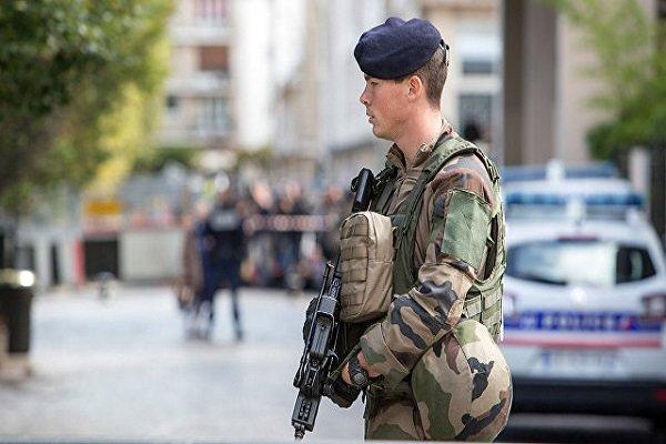 حمله به یک پستچی در پاریس با قیچی حمله به یک پستچی در پاریس با قیچی