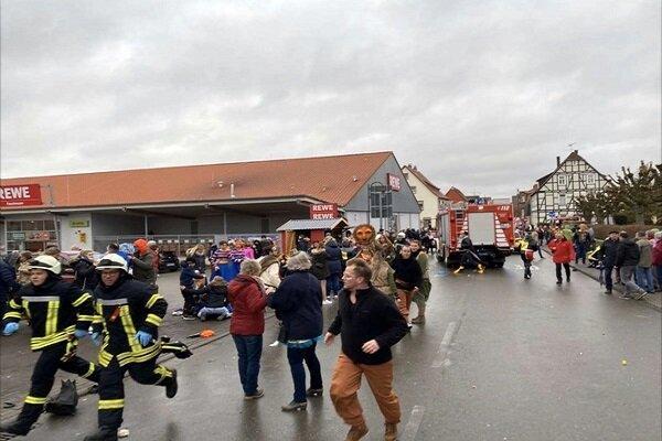 ورود خودرو به مراسمی در آلمان، 15 نفر زخمی شدند