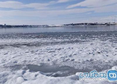 دریاچه شورابیل به دلیل بارش سنگین برف و برودت هوا یخ بست